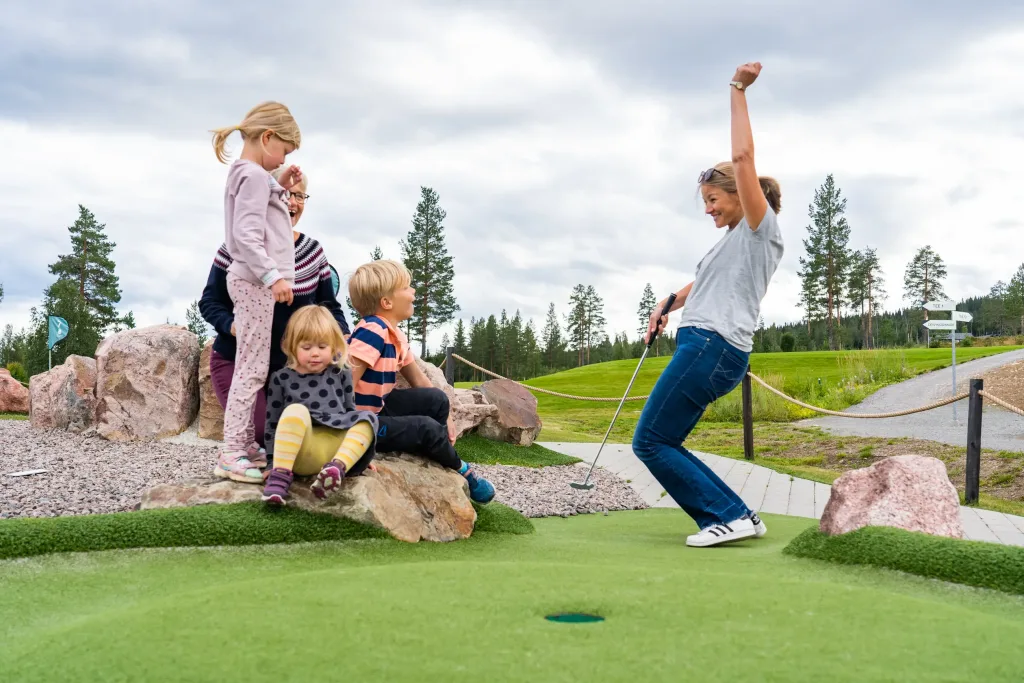 Familie spiller minigolf i Trysil