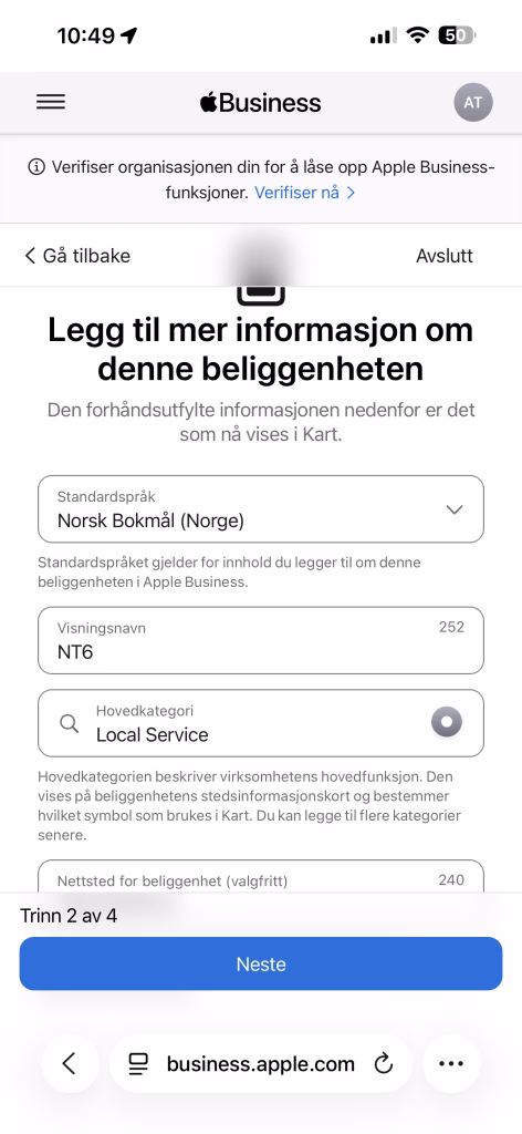 Du velger standardspråk, visningsnavn og hovedkategori. Apple bruker hovedkategorien til å bestemme hvilket symbol bedriften din får i kartet.