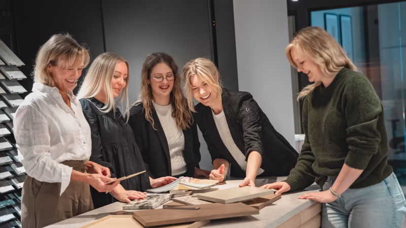 Gruppebilde av de ansatte på Strai Kjøkken Lillehammer.