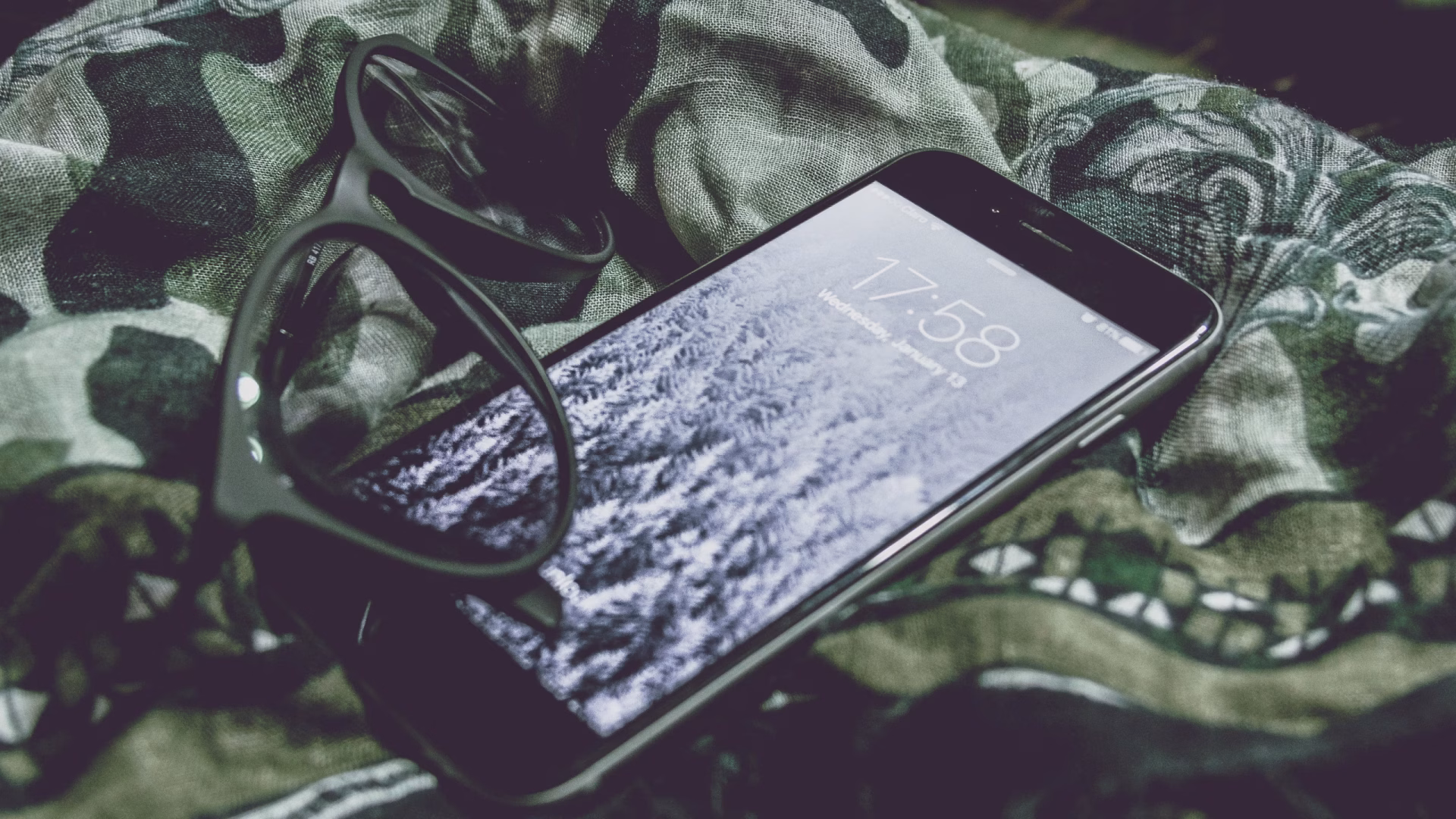 Mobiltelefon med bilde av skog